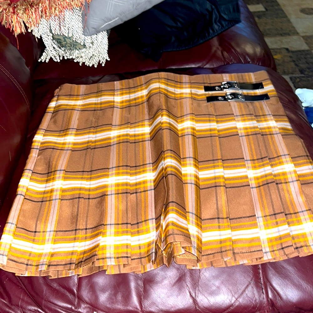 I am selling this skirt.
